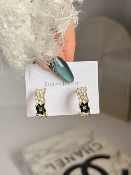 گوشواره میناکاری حلقه گل مشکی
