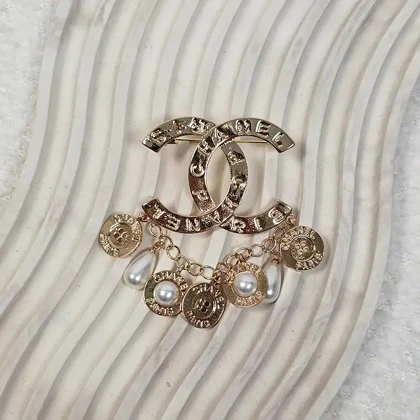 سنجاق سینه زنانه طرح CHANEL