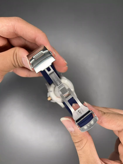 ساعت مچی لونژین اتوماتیک بند رابر آبی بزل طلایی Longines