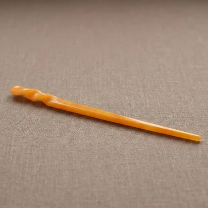 کانزاشی مو زنانه رزینی شفاف کهربایی با سر پیچ‌خورده تزئینی و طراحی کشیده مینیمال لوکس