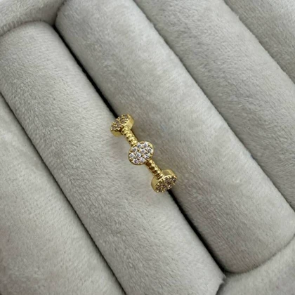 انگشتر طلایی با سه فرم دایره‌ای برجسته