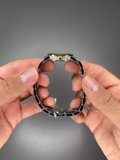 ساعت مچی ورساچه دورحکاکی بند سیلورطلایی صفحه آبی Versace