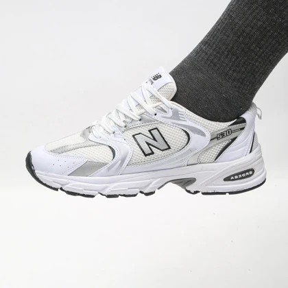 کفش و کتانی اسپرت مردانه و زنانه مدل نیوبالانس 530 رنگ سفید نقره ای کد 47168