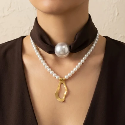 گردنبند زنانه مدل پرلا براون گلد طرح مروارید لوکس با پارچه قهوه‌ای و آویز طلایی