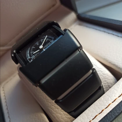 ساعت مچی اسپرت بند پلیمر مشکی قفل پروانه‌ای +جعبه و باطری