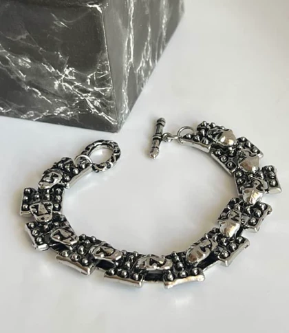 دستبند فلزی مردانه طرح گوتیک/بافت‌دار – قفل T-Bar و آبکاری نقره‌ای دودی