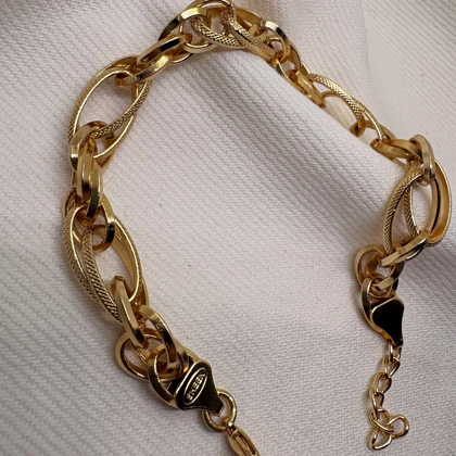 دستبند برند شین مدل «جلوه زرین» | با آبکاری طلای 24 عیار و بافت تراش‌دار