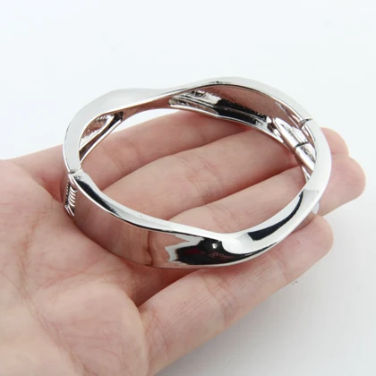 دستبند زنانه طرح بنگل مدل منحنی