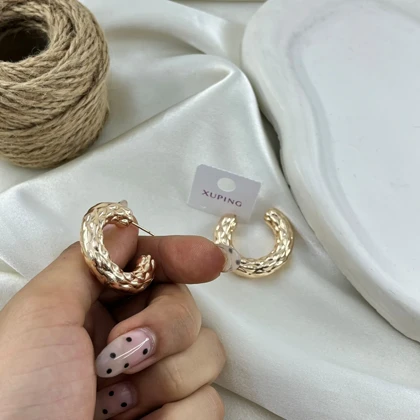 گوشواره زنانه حلقه‌ای مدل ریتم طرح بافت دار طلایی ژوپینگ