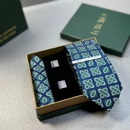 ست هدیه مردانه 4 تکه کراوات و دکمه و دستمال جیب و گیره کراوات کد9103