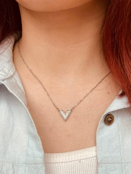 گردنبند V نگینی استیل