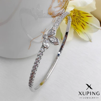 بنگل نقره‌ای ژوپینگ طرح شکوفه نگین‌دار