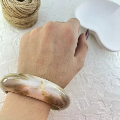 دستبند زنانه بنگل رزینی طرح ابر و بادی شیری و کهربایی مدل مارلیرا