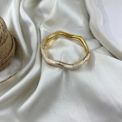 دستبند زنانه بنگل مدل آمیژه طرح میناکاری رنگی موج‌دار