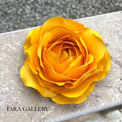 گل سینه (بروچ) ساتنی
