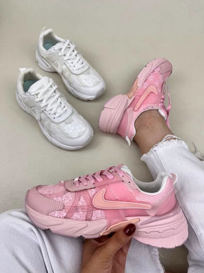 1325 کتانی زنانه نایک وی تو کی طرح گل‌دار nike v2k Flowers Run Womans