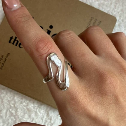انگشتر نقره‌ای با طراحی موج‌دار