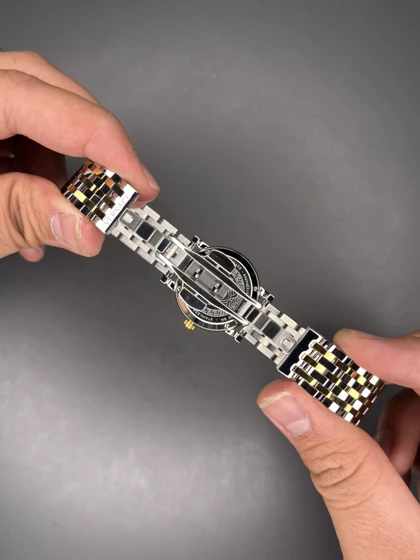 ساعت مچی ورساچه دورحکاکی بند سیلورطلایی صفحه سبز Versace