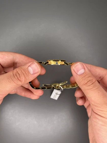 ساعت مچی ورساچه دورحکاکی بند طلایی صفحه سفید Versace