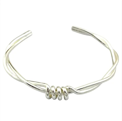 دستبند بنگل زنانه مدل تویسلا طرح گره‌ای مدرن