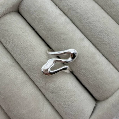 انگشتر نقره‌ای با طراحی موج‌دار