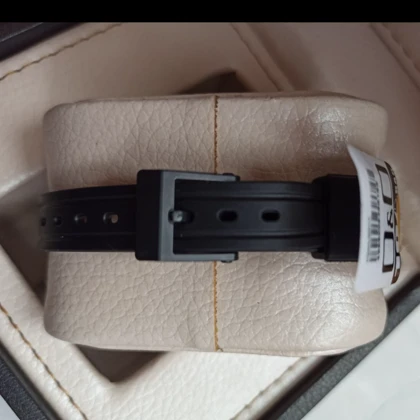 ساعت دخترانه ضد آب Q&Q رنگ مشکی شاین دار