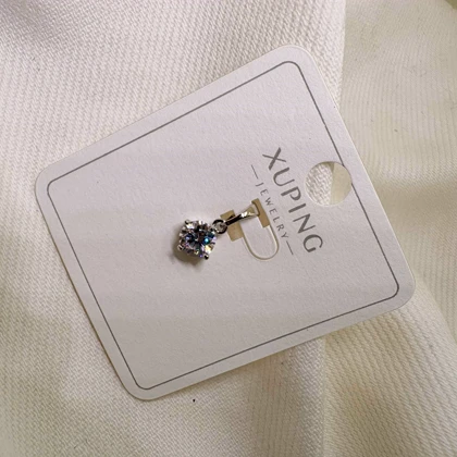 پلاک ژوپینگ طرح «سولیتر» (تک نگین) | درخشش الماس در قابی نقره‌ای