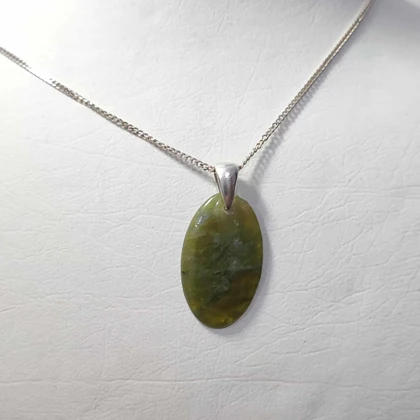 گردنبند سنگ زبرجد طبیعی با آویز نقره