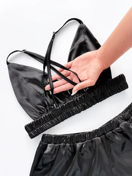 ست لباس خواب نیم‌تنه بند ضربدری و شورتک ساتن