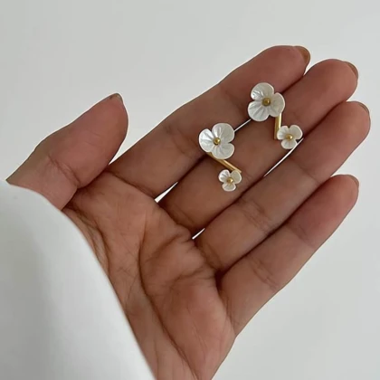گوشواره طرح گل صدف طبیعی با پایه طلایی
