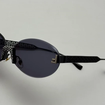 عینک آفتابی زنانه فندی Fendi فریم لس بیضی مدل Oval Frame Diamond Style نگین کاری شده کیفیت مستر تمام مشکی