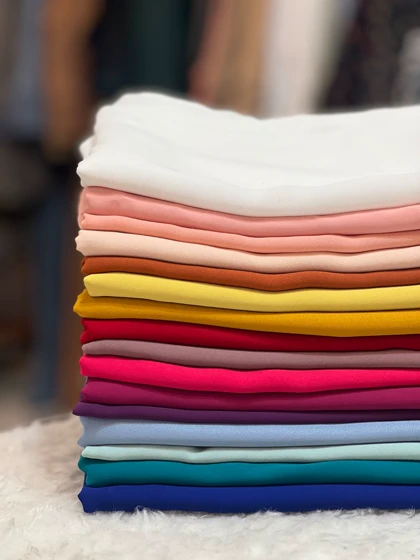 شال کرپ حریر در رنگبندی