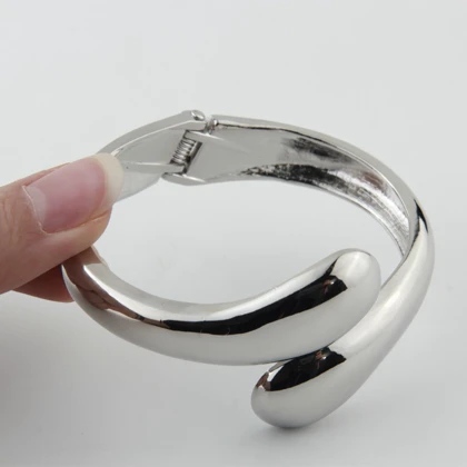 دستبند زنانه مدل آغوش