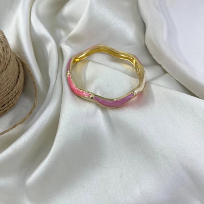 دستبند زنانه بنگل مدل آمیژه طرح میناکاری رنگی موج‌دار