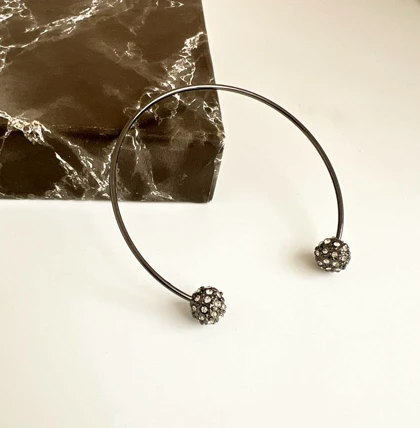 دستبند النگویی باز (Open Cuff) با دو گوی نگین‌دار – آبکاری گان‌متال (Gunmetal)