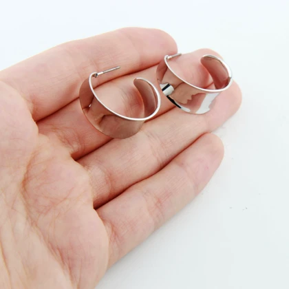 گوشواره زنانه میخی مدل نیم دایره منحنی