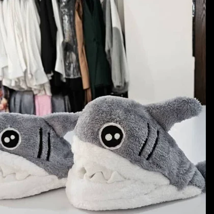 دمپایی حوله‌ای مدل اسلیپر طرح کوسه طوسی