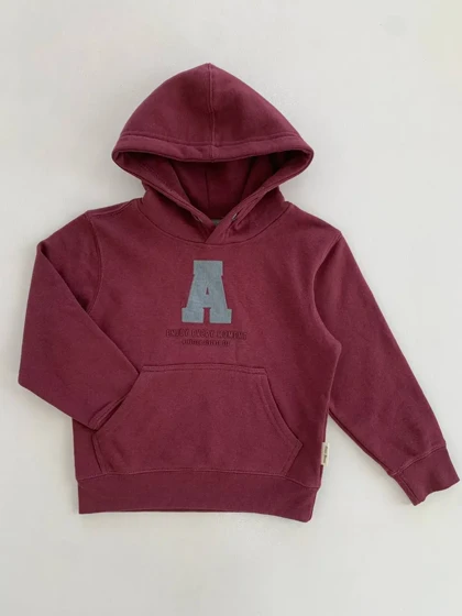 هودی با نوشته "A"