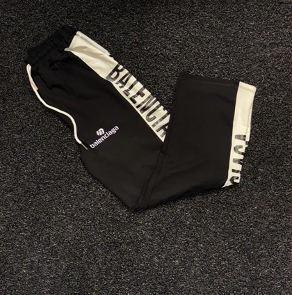 شلوار جاگر بالنسیاگا با لوگوی برجسته: آیکون مد خیابانی معاصر