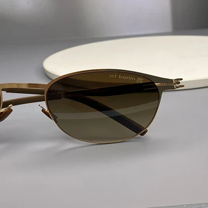 عینک آفتابی آیس‌برلین با فریم تیتانیوم انعطاف‌پذیر و لنز پلی‌کربنات UV400 نشکن ic! berlin