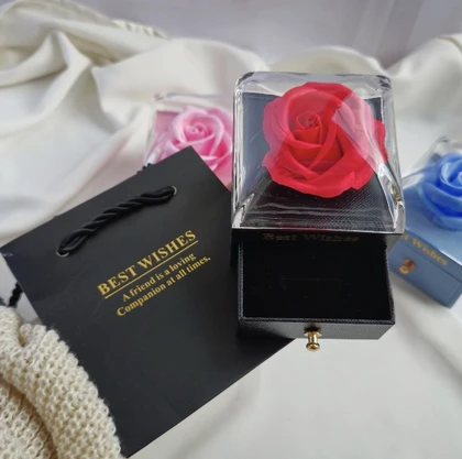 باکس گل رز معطر جاودان زیورآلات همراه با بگ
