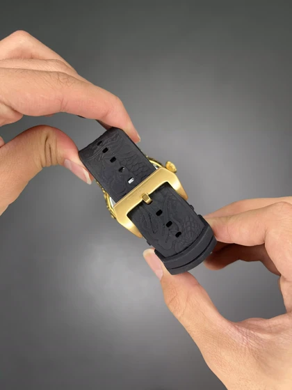 ساعت مچی اینویکتا مدل یاکوزا قاب طلایی بند مشکی INVICTA Yakuza