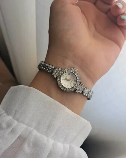 ساعت مچی زنانه نگین‌دار رنگ ثابت خاص وجذاب
