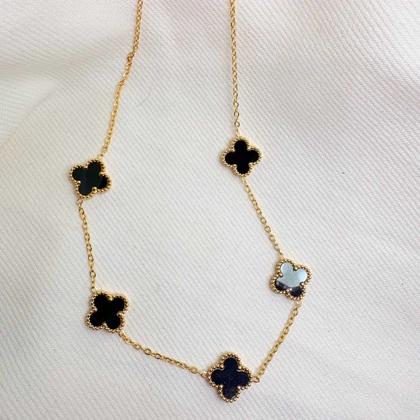 گردنبند استیل طرح «ونکلیف» 5 گل | رنگ طلایی با نگین‌های مشکی (مشابه طلا)