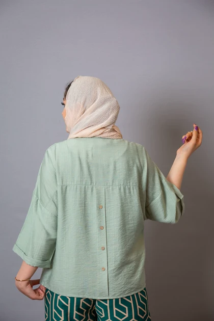 بابوس شومیزی پشت دکمه چوبی