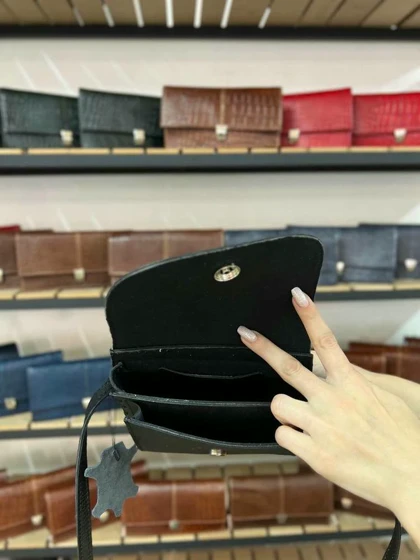 کیف چرم زنانه مشکی فلوتر درب صاف چرم اصل گاوی