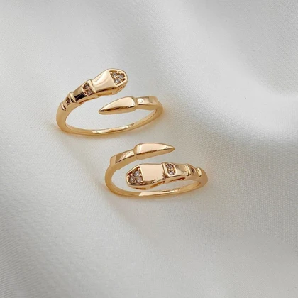 انگشتر طرح مار نگین‌دار – الهام‌گرفته از کالکشن Serpenti بولگاری