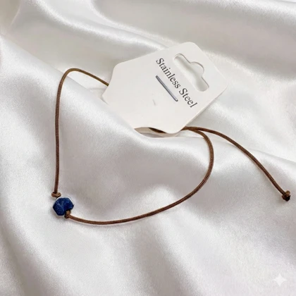 دستبند نخی طرح «هگزاگون» | پلاک استیل سیلور با بند قهوه‌ای ظریف