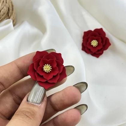 گوشواره زنانه مدل رزا طرح گل قرمز میانه طلایی