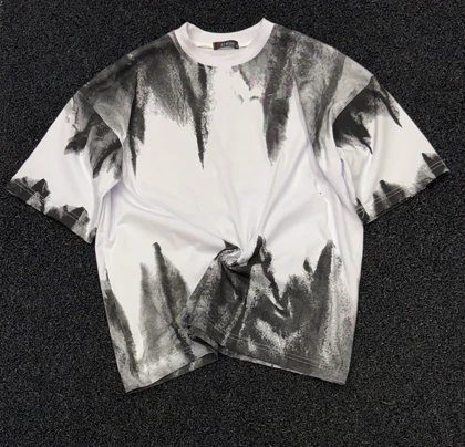 تیشرت طرح خاص با الهام از تکنیک‌های قلم‌موی آزاد و هنر انتزاعی